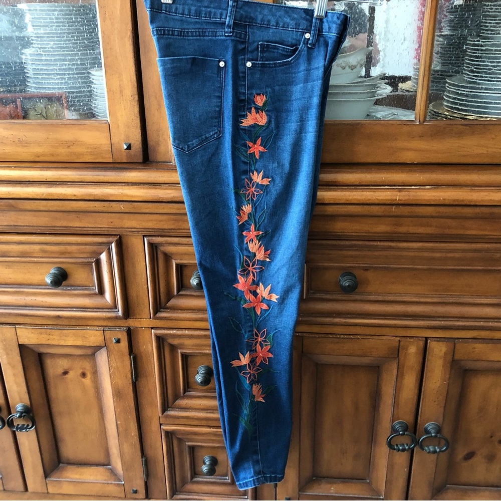 EUC Just Fab embroidered jeans - Picture 6 of 9
